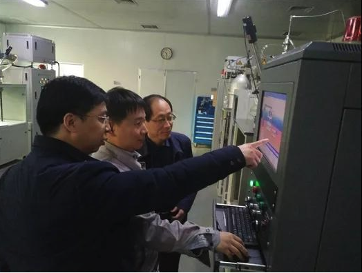 河北省激光研究所技術人員在CVD金剛石生產試驗室檢查操作系統